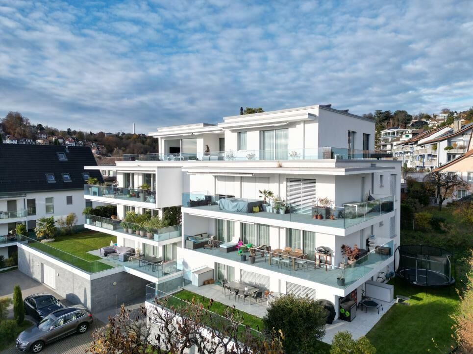 Attique à vendre à Pully | Vue du bâtiment et de la terrasse - Acheter appartement à Pully - Agence Immobilière à Pully - Agence Immo à Lausanne - Poli Real Estate