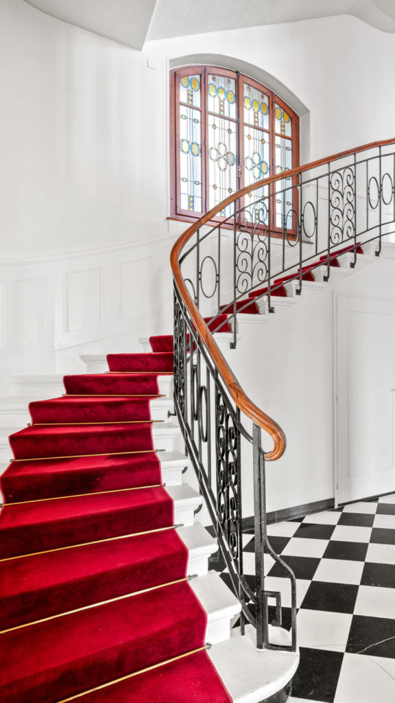L'Estimation Immobilière par Poli Real Estate Visuel d'un plafond de verre dans une maison d'architecte