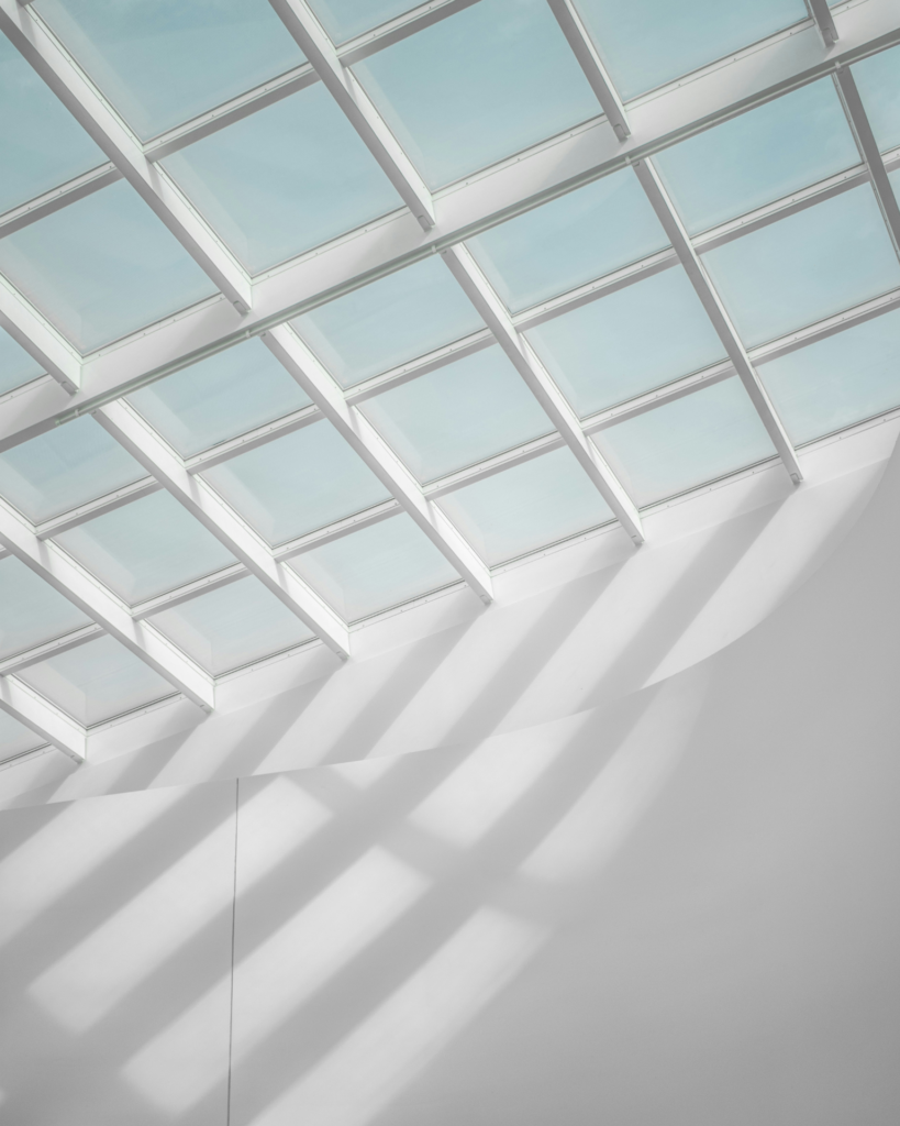 L'Estimation Immobilière par Poli Real Estate Visuel d'un plafond de verre dans une maison d'architecte Property Valuation by Poli Real Estate: A view of a glass ceiling in an architect-designed house