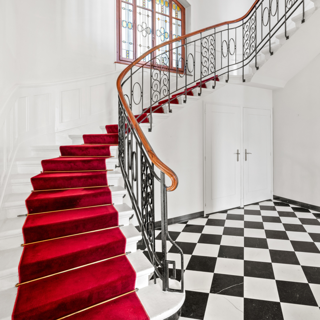 Article - L'Estimation Immobilière selon Poli Real Estate - Image Escaliers Maison de Maître Lausanne
